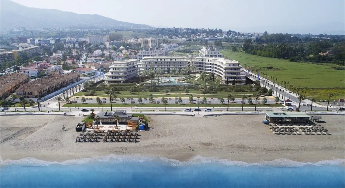 Hotel Puente Real **** Torremolinos: moderne Gebäude am Meer und Strand.