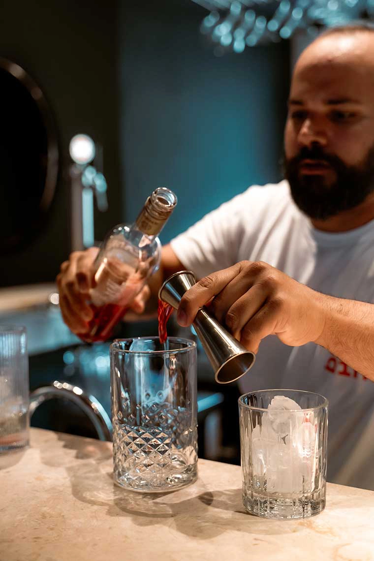 Barman preparando cócteles con TEST3: Copia 4 en un hotel de lujo.