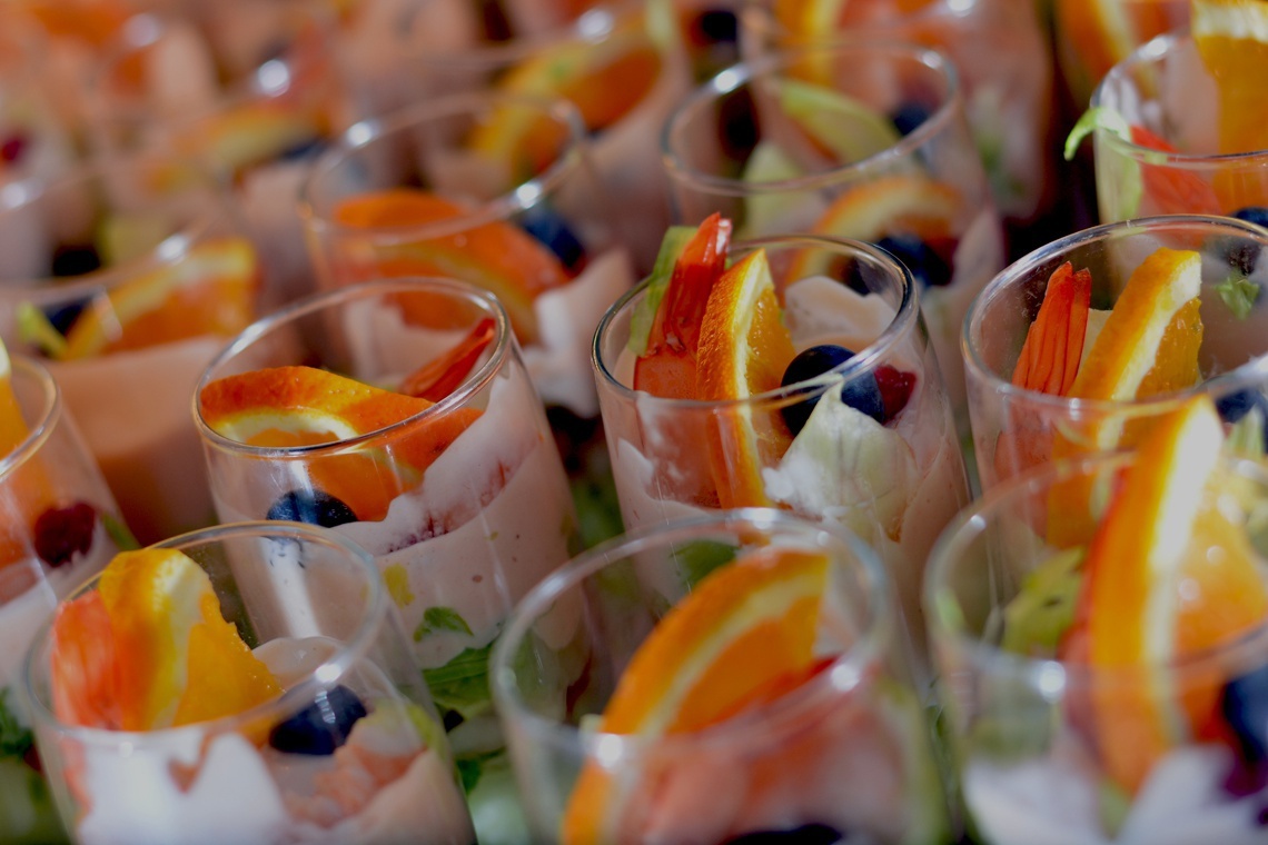 un montón de vasos llenos de fruta y crema