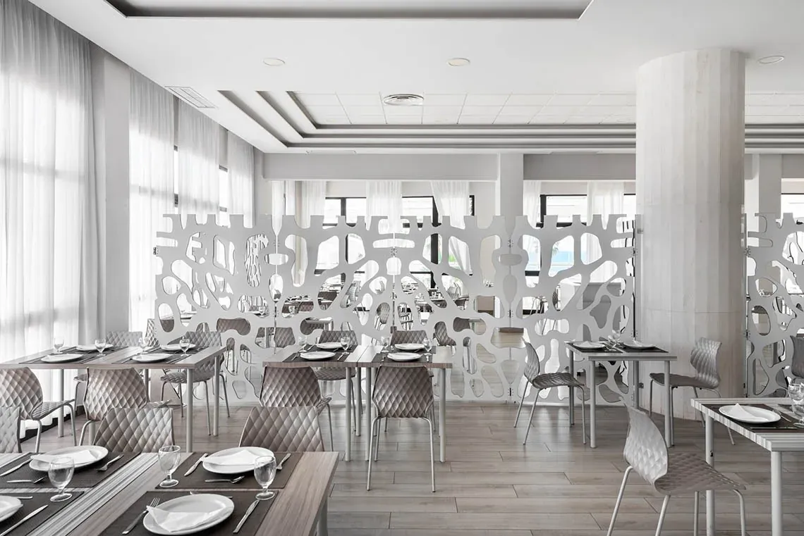 Moderner Speisesaal im Hotel Puente Real ****, Torremolinos. Eingedeckte Tische.
