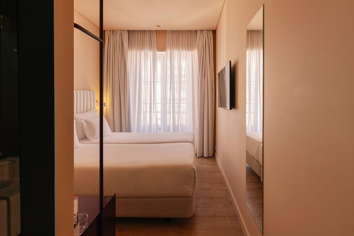 Quarto de hotel com duas camas, TV e cortinas, TEST3: Copia 4.