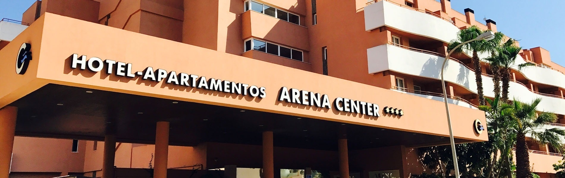 la entrada al hotel apartamentos arena center