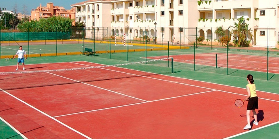 un homme et une femme jouent au tennis sur un court de tennis