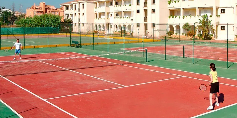 Hotel Puente Real: Tennisplatz und Pool in Torremolinos.