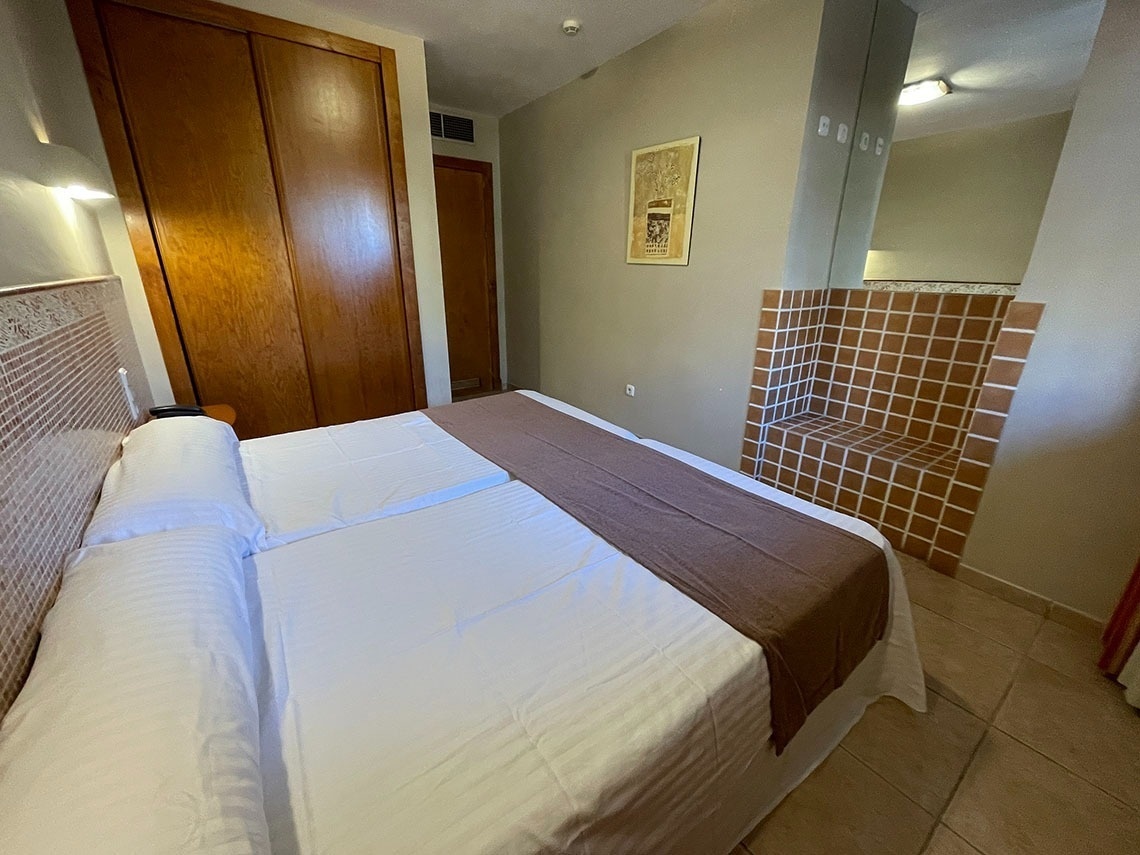 una habitación de hotel con una cama y un armario