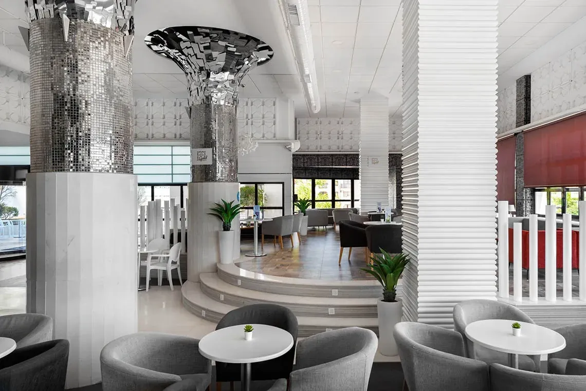 Hotel Puente Real, Torremolinos: Moderner Lobbyloungebereich mit glänzenden Säulen.