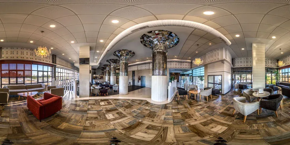 Hotel Puente Real ****, Torremolinos Lobby: moderne Sitzgelegenheiten, Holzboden und Kronleuchter.