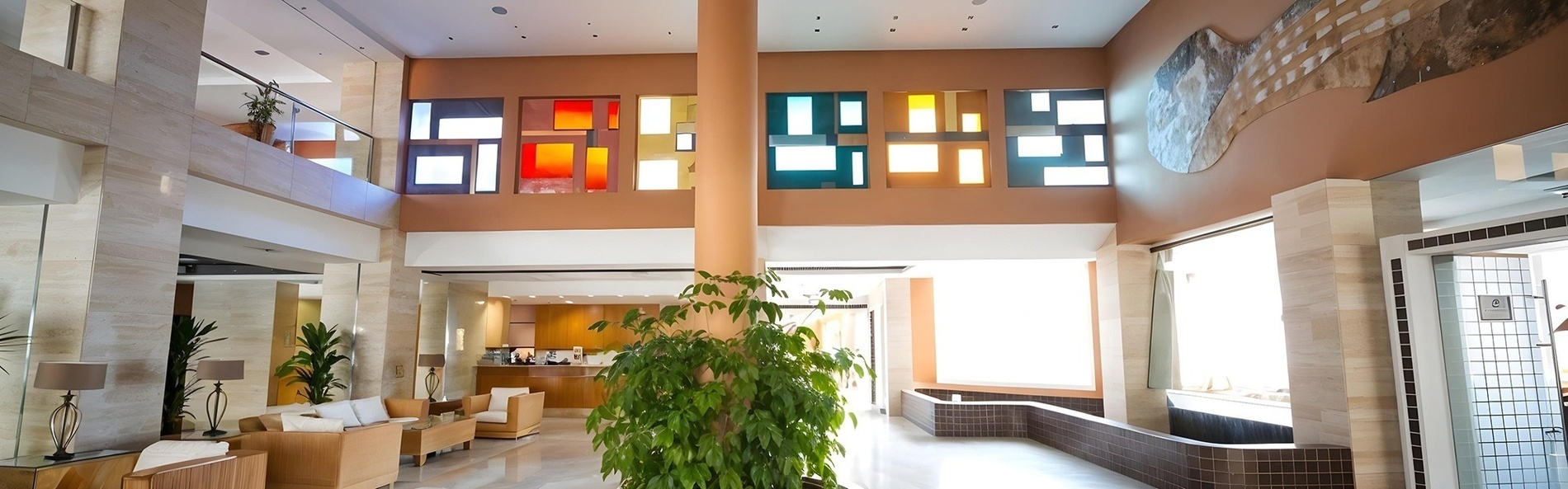 un bar con mesas y taburetes en el patio de un hotel