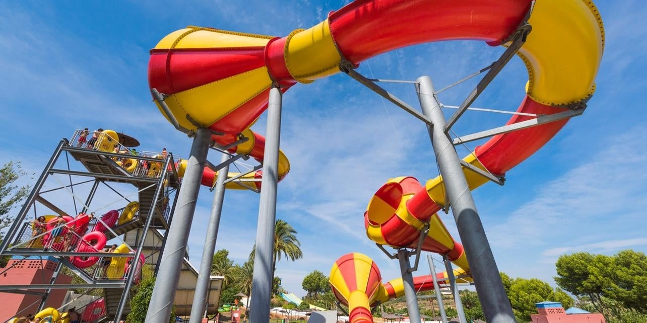 un parc aquatique avec des toboggans rouges et jaunes