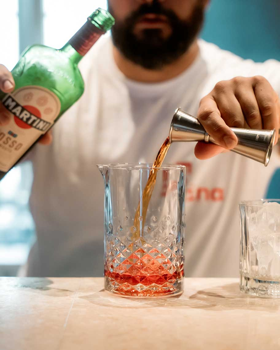 Comida y bebidas en una mesa de mármol, estilo TEST3: Copia 4.