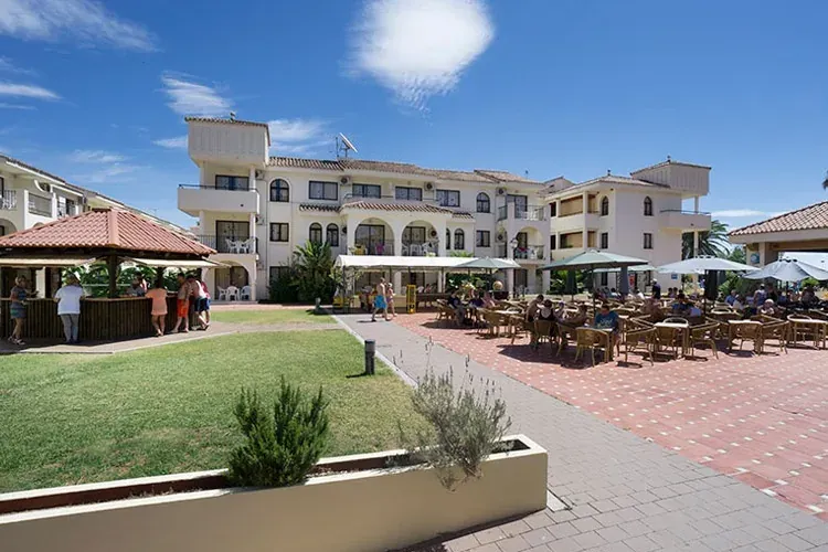Hotel Puente Real ****: Außenterrasse und Bar mit Gästen in Torremolinos.