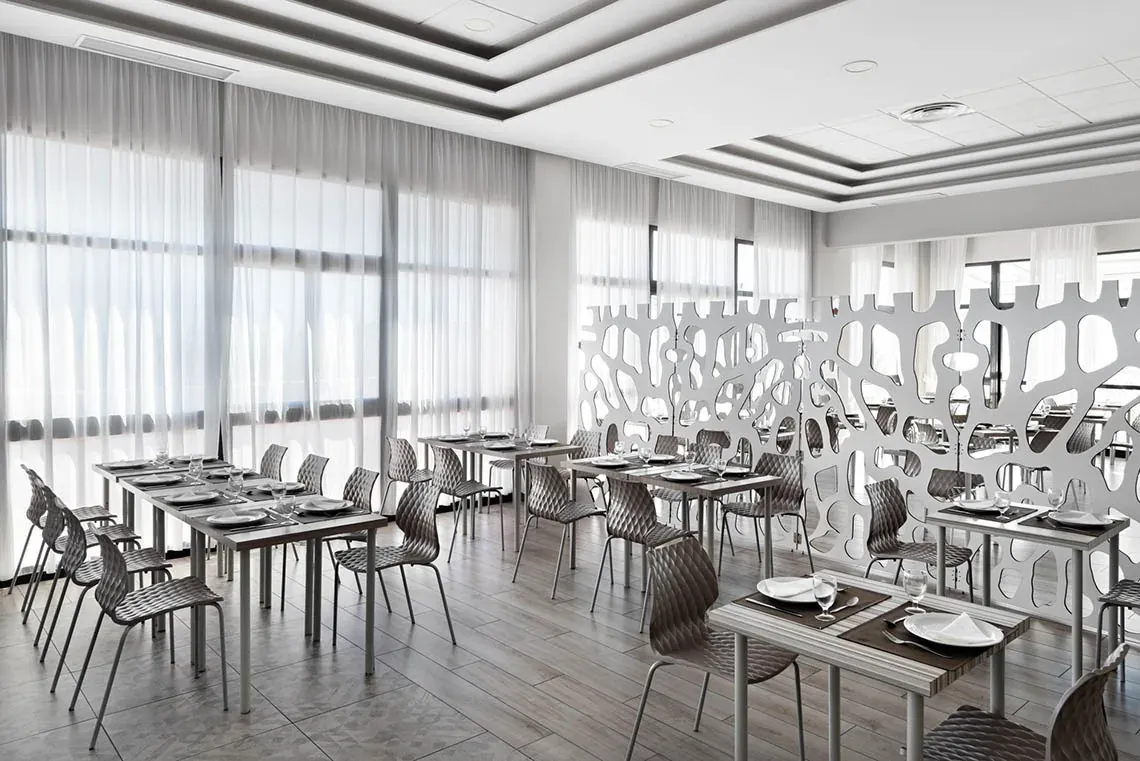 Moderner Speisesaal im Hotel Puente Real ****, Torremolinos: gedeckte Tische und elegante Stühle.