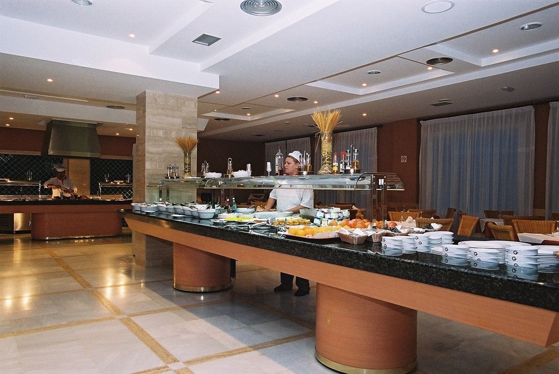 un faro está rodeado de palmeras y bancos