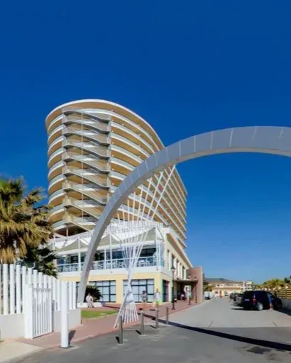 Hotel Puente Real **** Torremolinos: fachada moderna y arquitectura curva frente al mar.