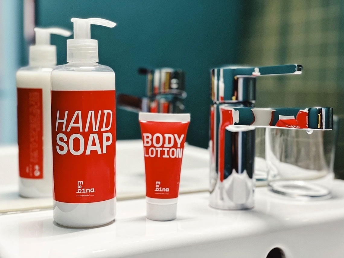 TEST3: Copia 4: Kit de higiene de luxo com sabonete e loção corporal, e torneiras modernas.