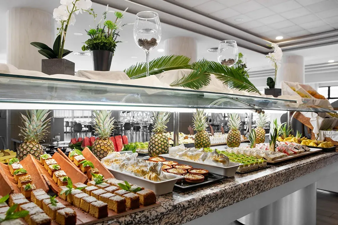 Vielfältiges Buffet im Hotel Puente Real, Torremolinos, mit Früchten und Desserts.