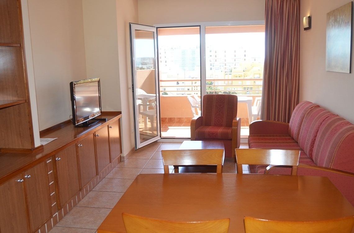 una sala de estar con un sofá y una televisión