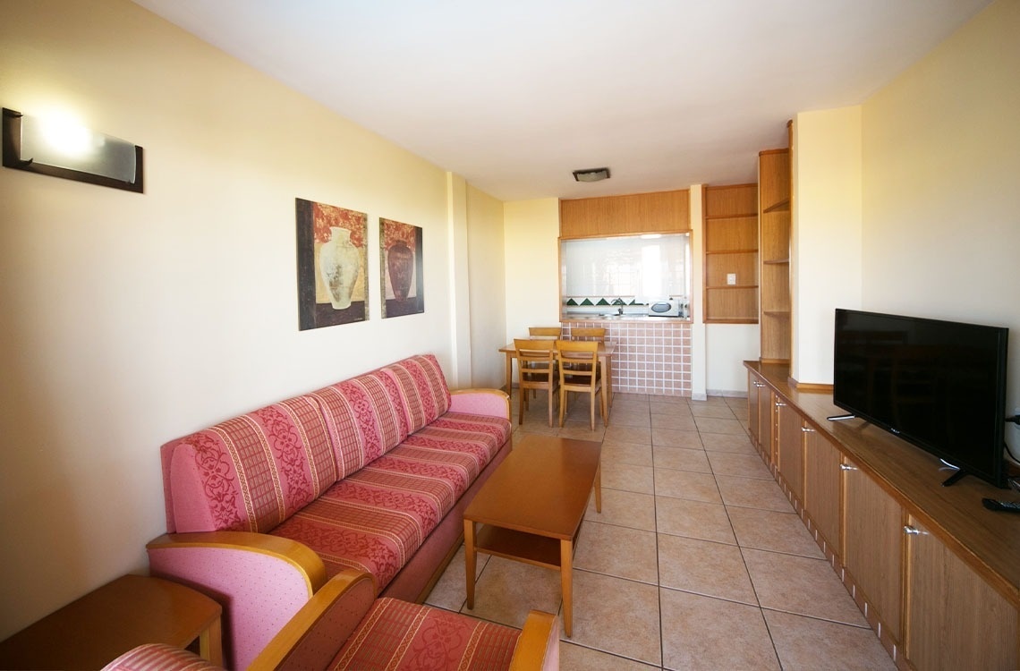 una sala de estar con un sofá y una televisión