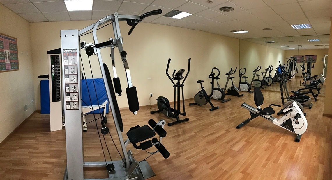 un faro está iluminado por la noche junto a palmeras .