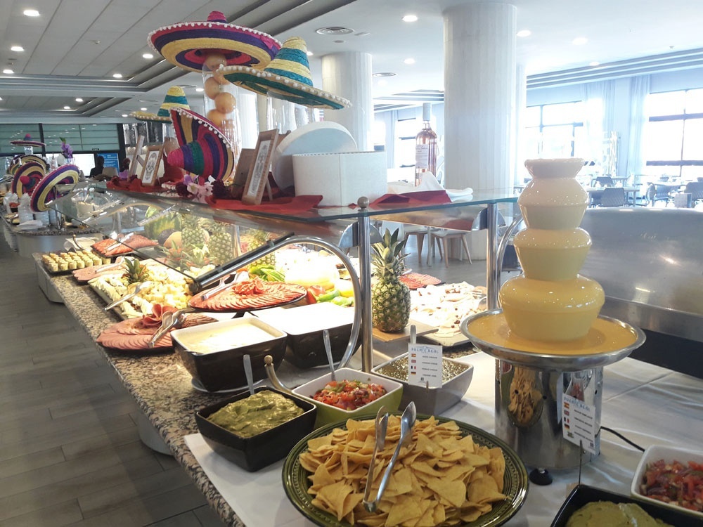 a buffet with a fountain and a sign that says ' salsa ' on it