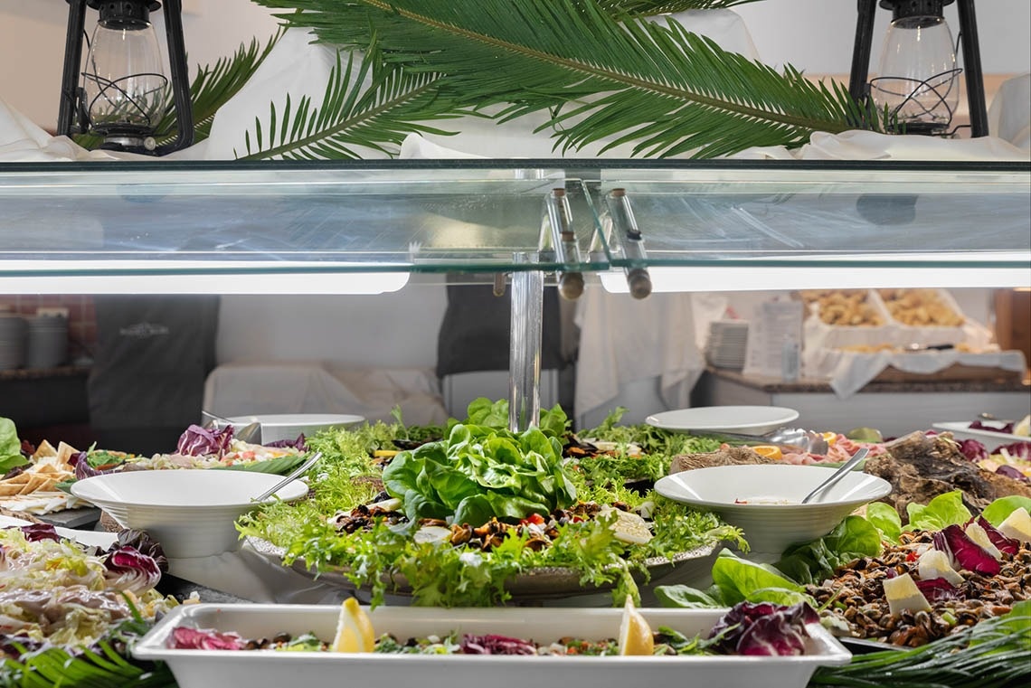 un buffet lleno de ensaladas y platos de comida