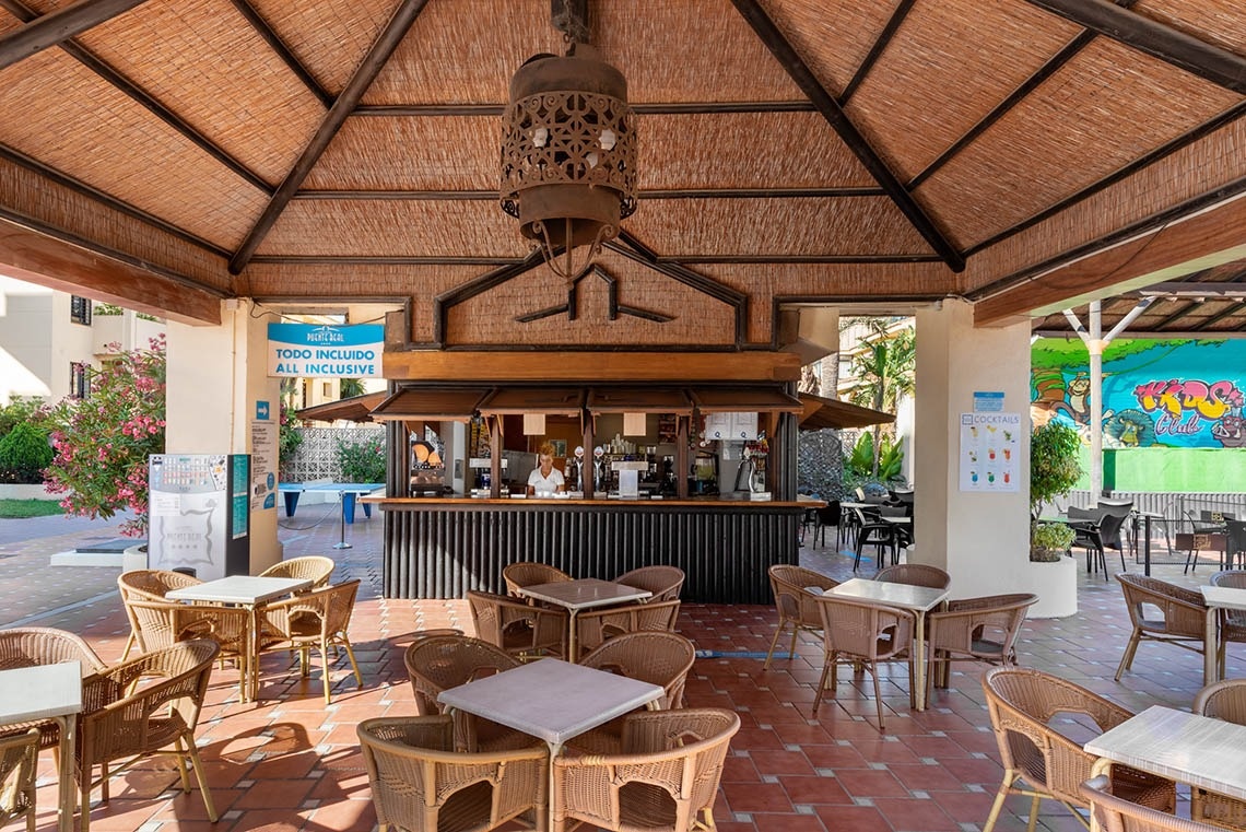 une salle à manger avec des chaises et des tables avec un panneau bleu qui dit todo incluido