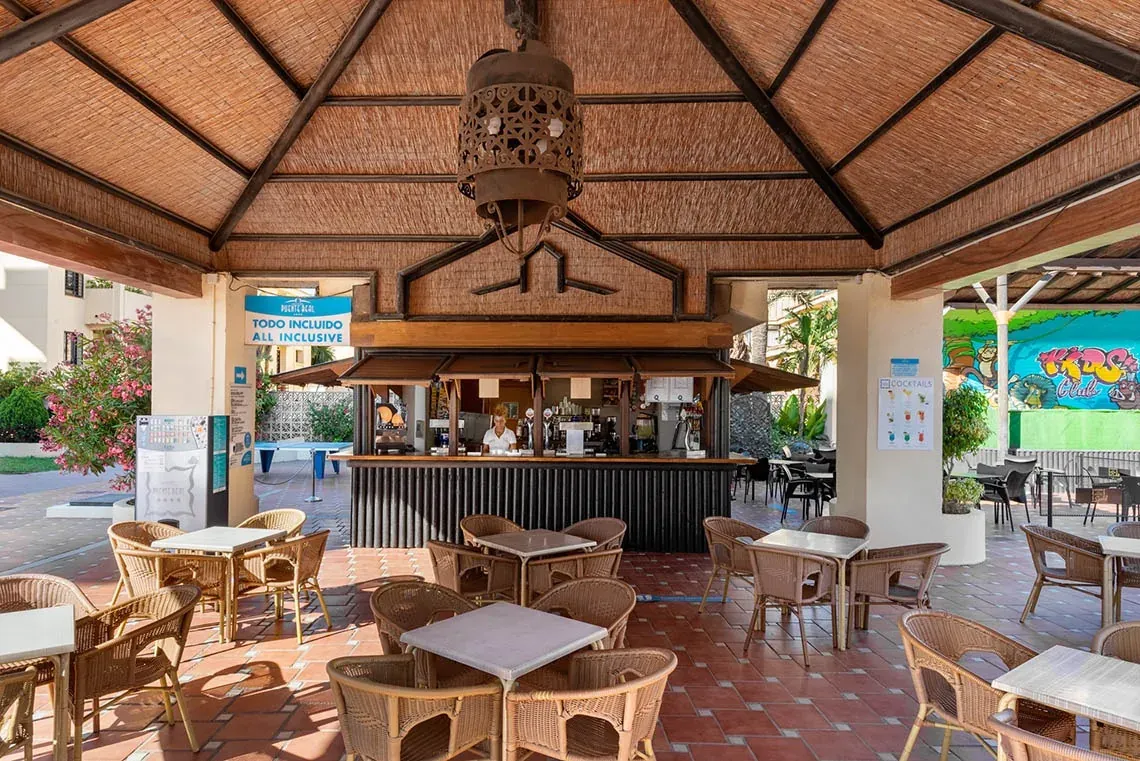 Poolbar und Terrasse im Hotel Puente Real ****, Torremolinos. All Inclusive!