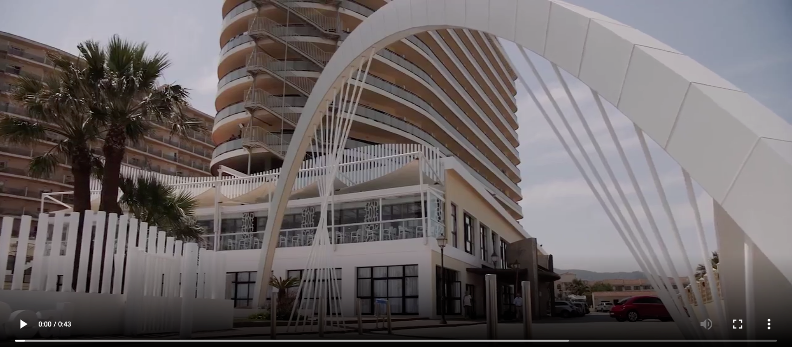 ein Video zeigt ein Hotel mit einer Brücke davor