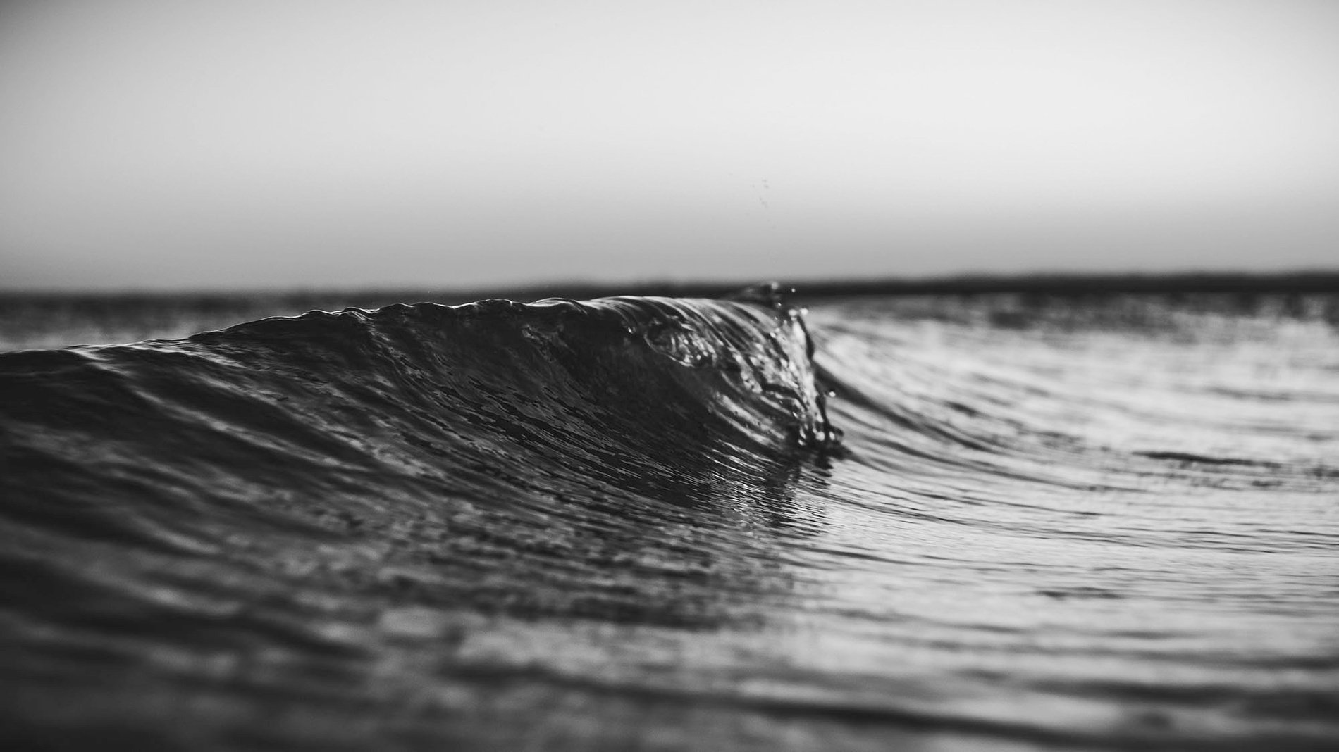 ein Schwarz-Weiß-Foto einer Welle im Ozean=s1900