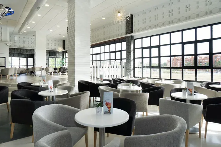 Moderner Salon im Hotel Puente Real **** Torremolinos mit bequemen Sesseln.