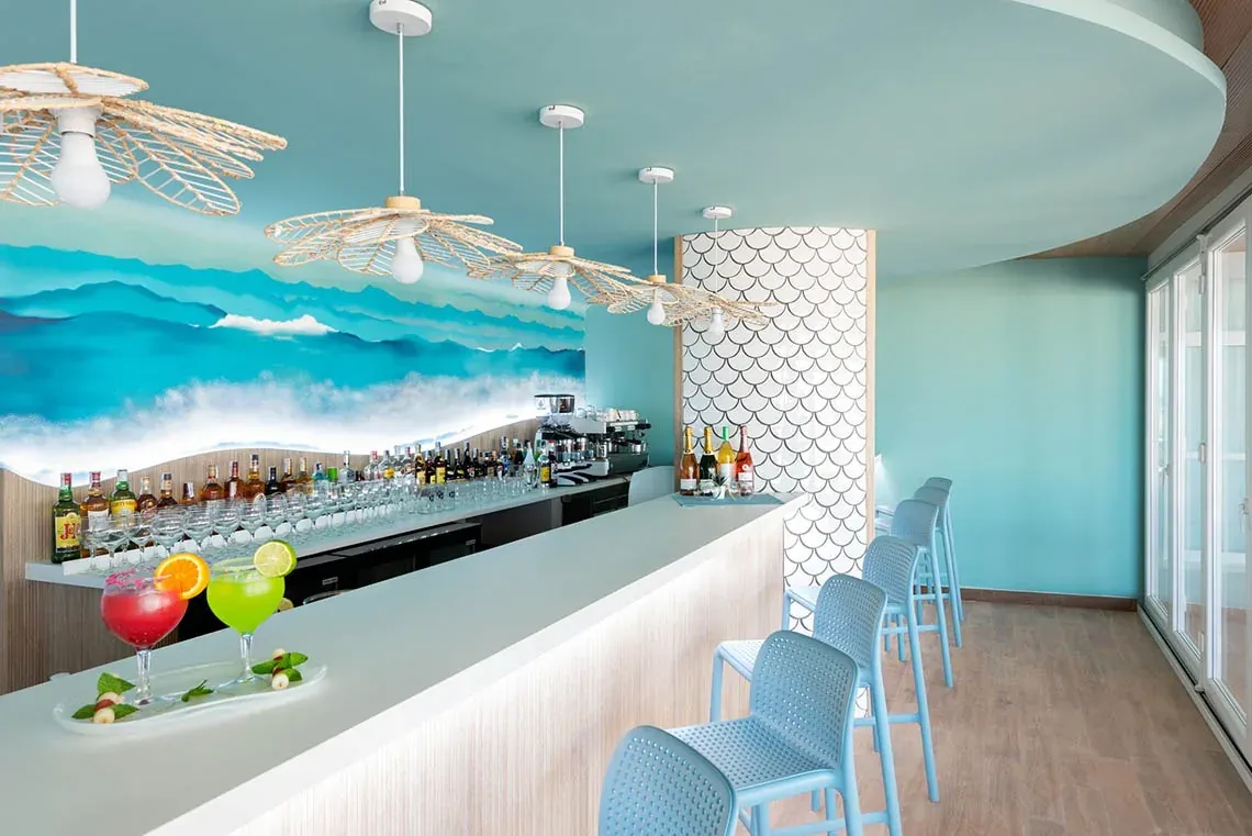 Stilvolle Bar im Hotel Puente Real, Torremolinos, mit Cocktails und Meerblick.