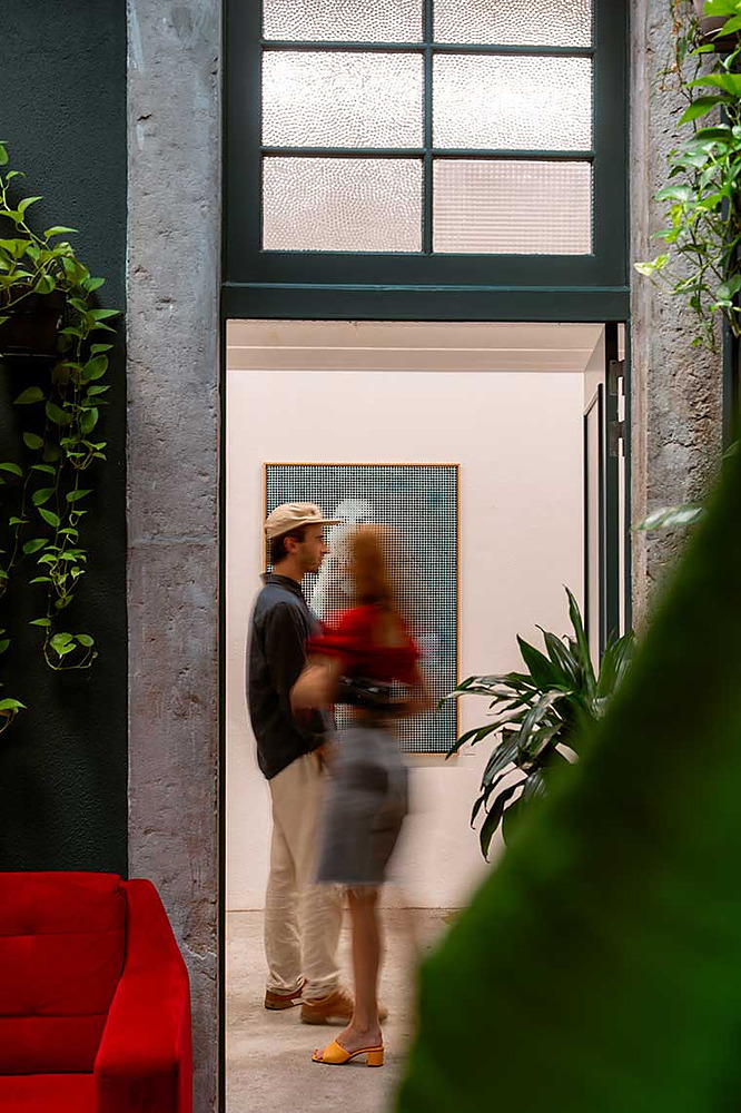 A couple admires art at a hotel, a sneak peek of our TEST3: Copia 4.