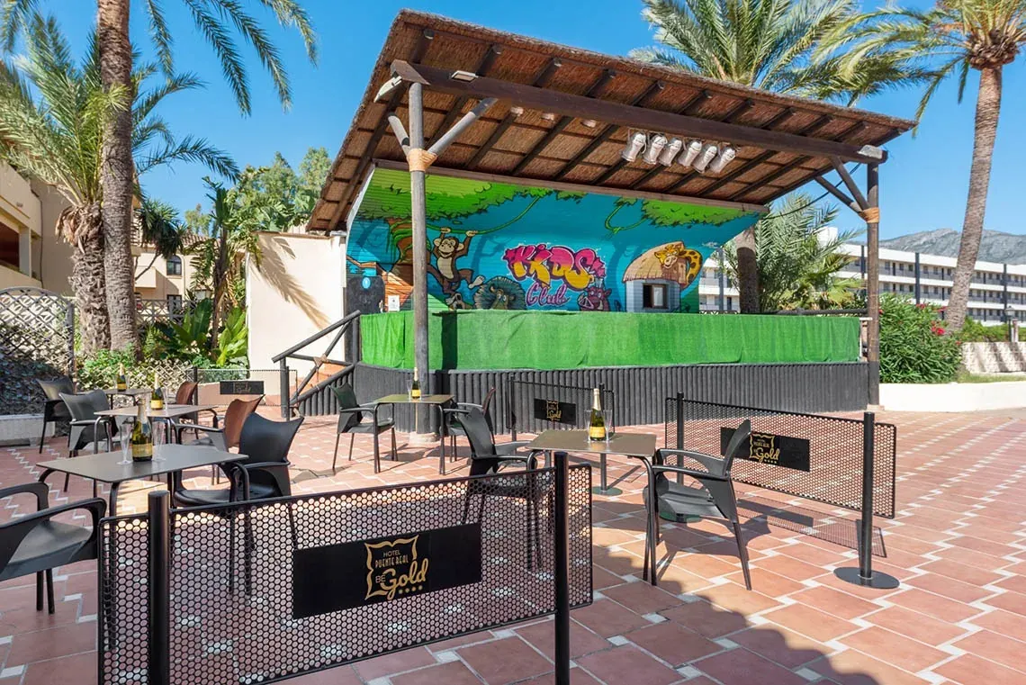 Hotel Puente Real Torremolinos: Außenbühne für Kinder mit Affen-Wandmalerei.