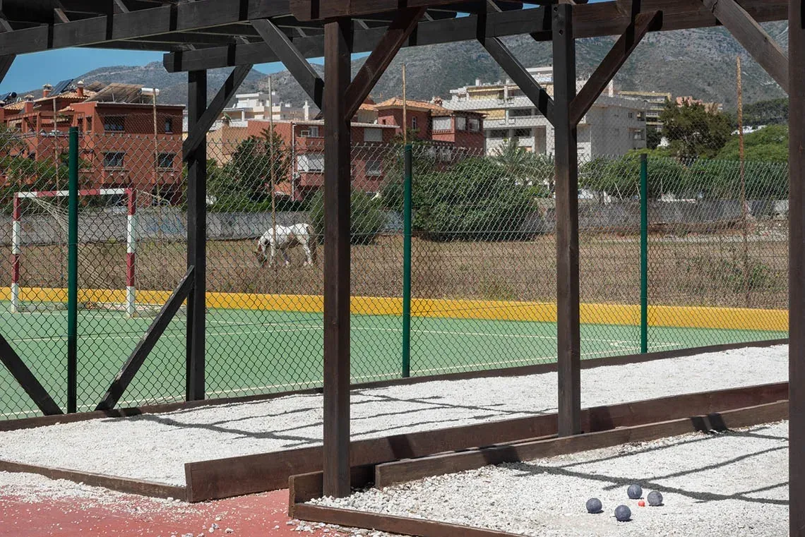 Hotel Puente Real ****: Boccia-Bahn in Torremolinos mit Blick auf ein Sportfeld.