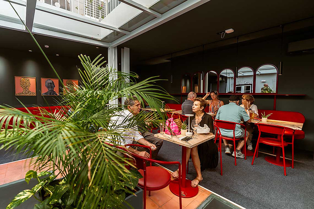 Interior seating area with plants and art at a hotel TEST3: Copia 4.