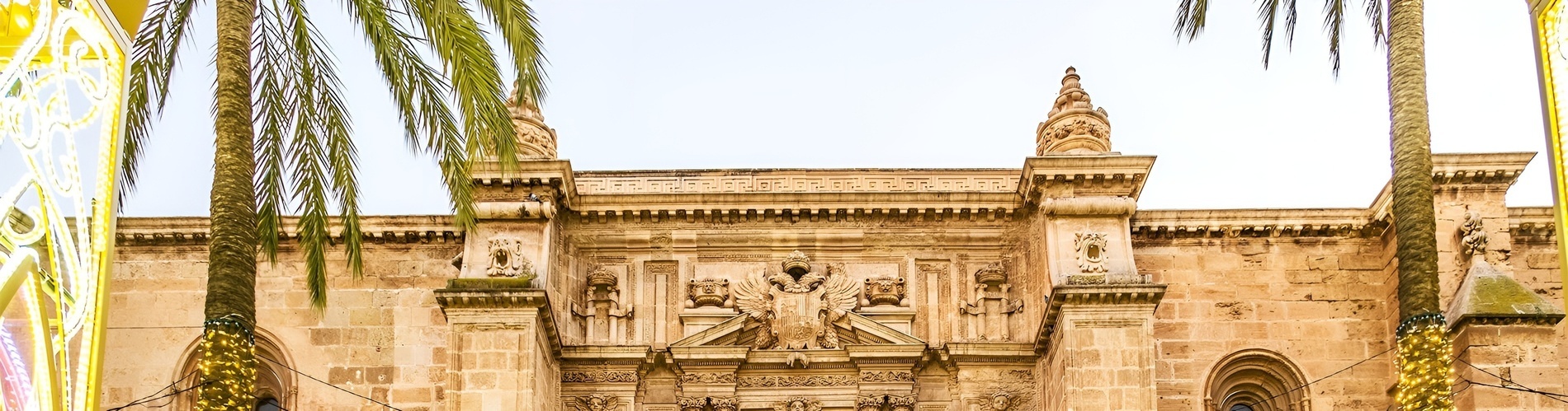 un edificio de ladrillo con palmeras en el fondo