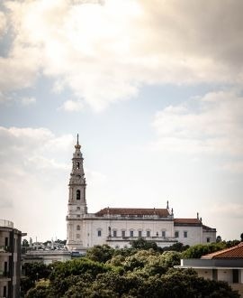 uma torre de relógio é vista através de uma janela de vidro