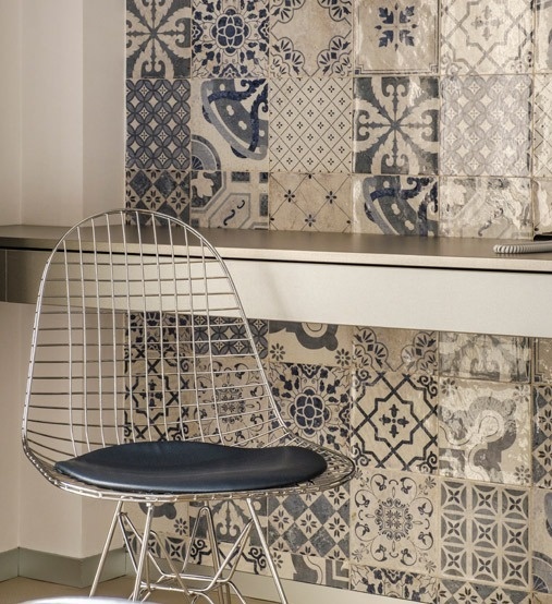 uma cadeira em frente a uma mesa com azulejos azuis e brancos