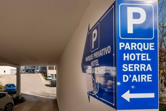 um parque privado hotel serra d' aire está ao lado de um estacionamento