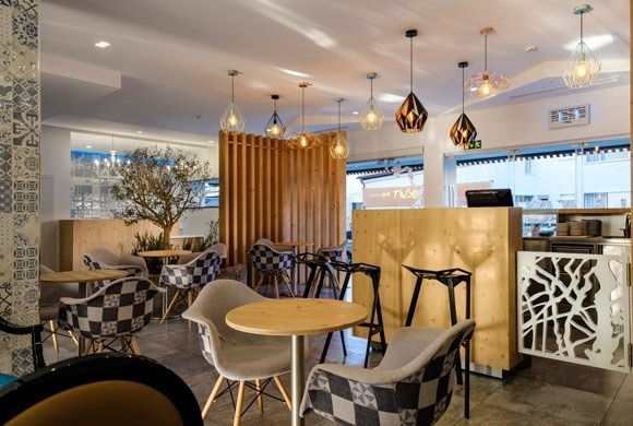 o interior de um restaurante com mesas e cadeiras