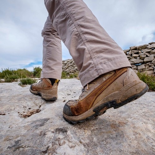 um par de botas de caminhada com a letra a na lateral