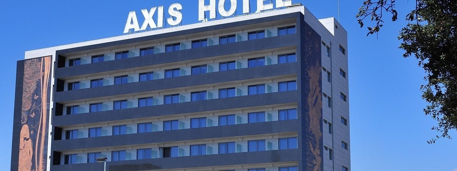 Área de lazer para crianças, com cabine e escorregador para cair na piscina de bolinhas do Hotel Park Royal Beach Acapulco