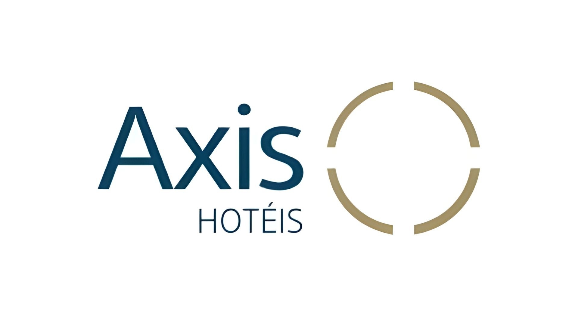 Ce logo affiche le nom « Axis HOTÉIS » en bleu foncé à gauche et un cercle segmenté de couleur dorée à droite sur un fond blanc.