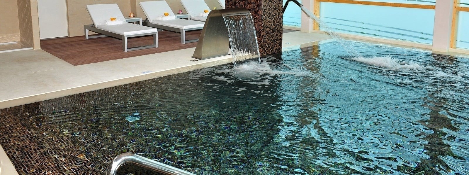 Bar com telhado de palmeira, ao lado da piscina ao ar livre e vista para o mar no Park Royal Beach Acapulco Hotel