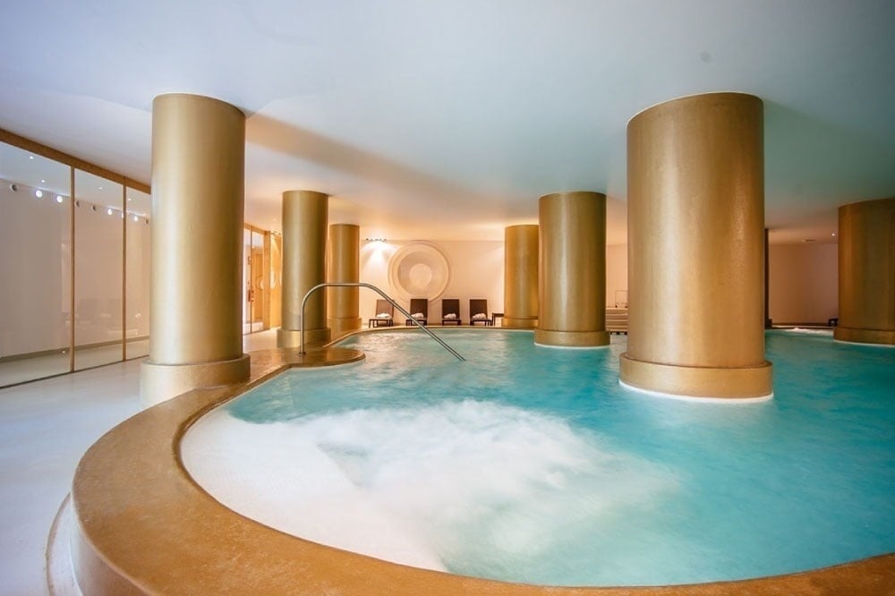 uma piscina com cadeiras e um bar ao fundo