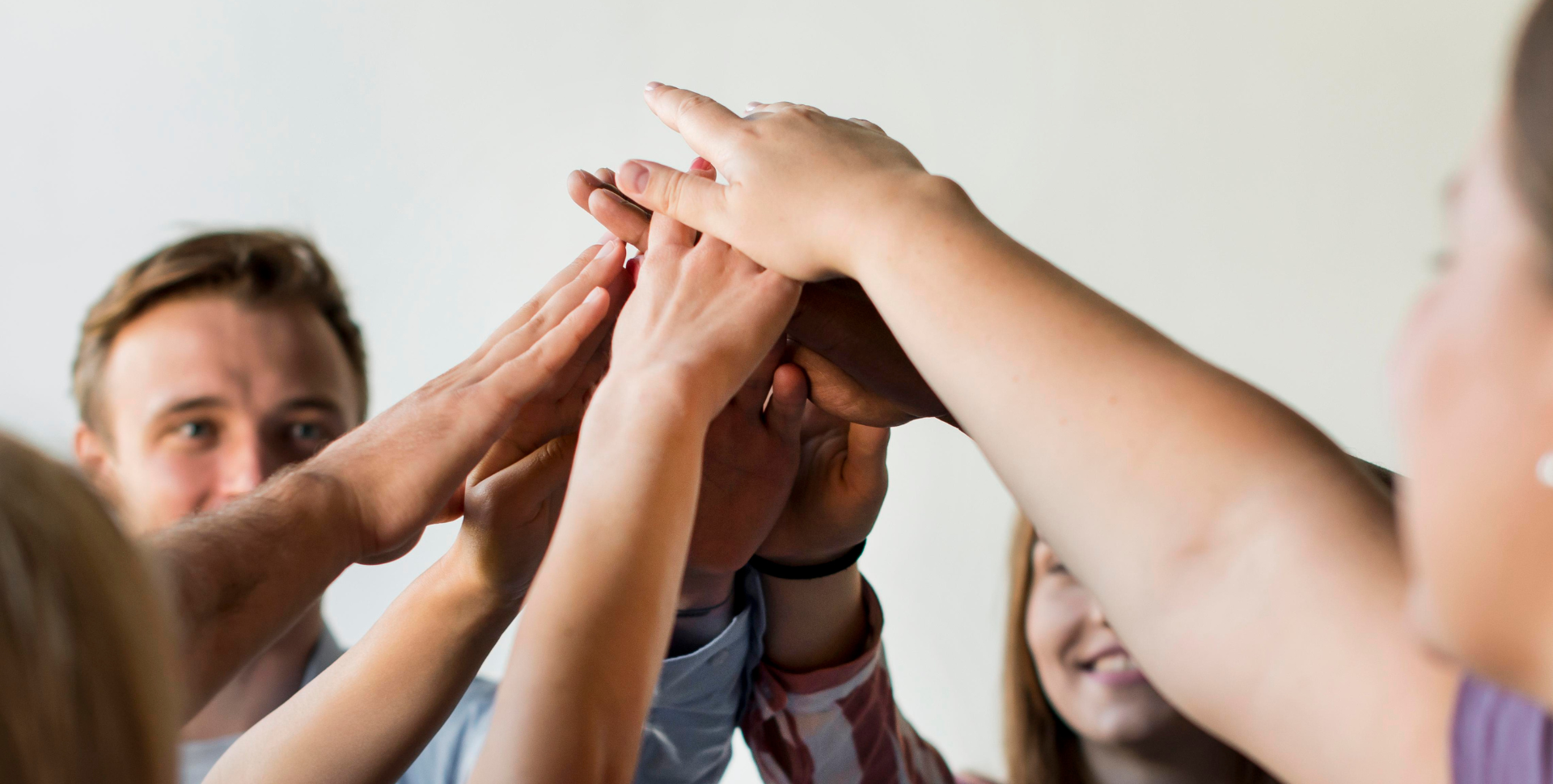um grupo de pessoas está unindo as mãos em um círculo