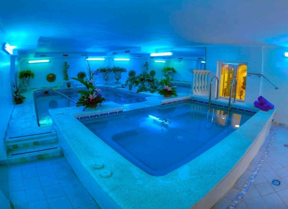 una piscina con luces azules en el techo