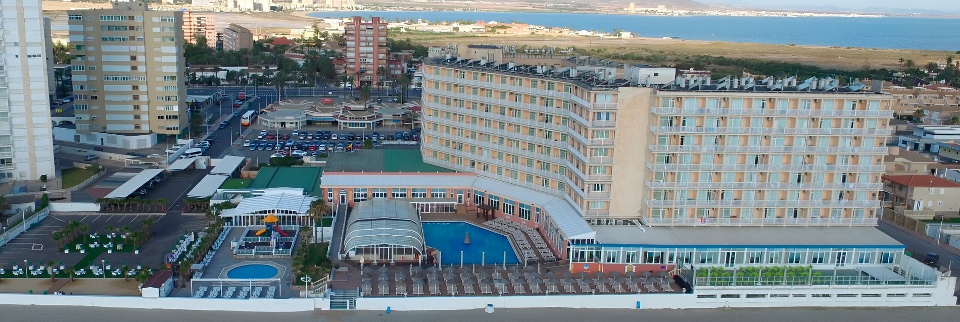 una vista aérea de una playa con un hotel en el fondo