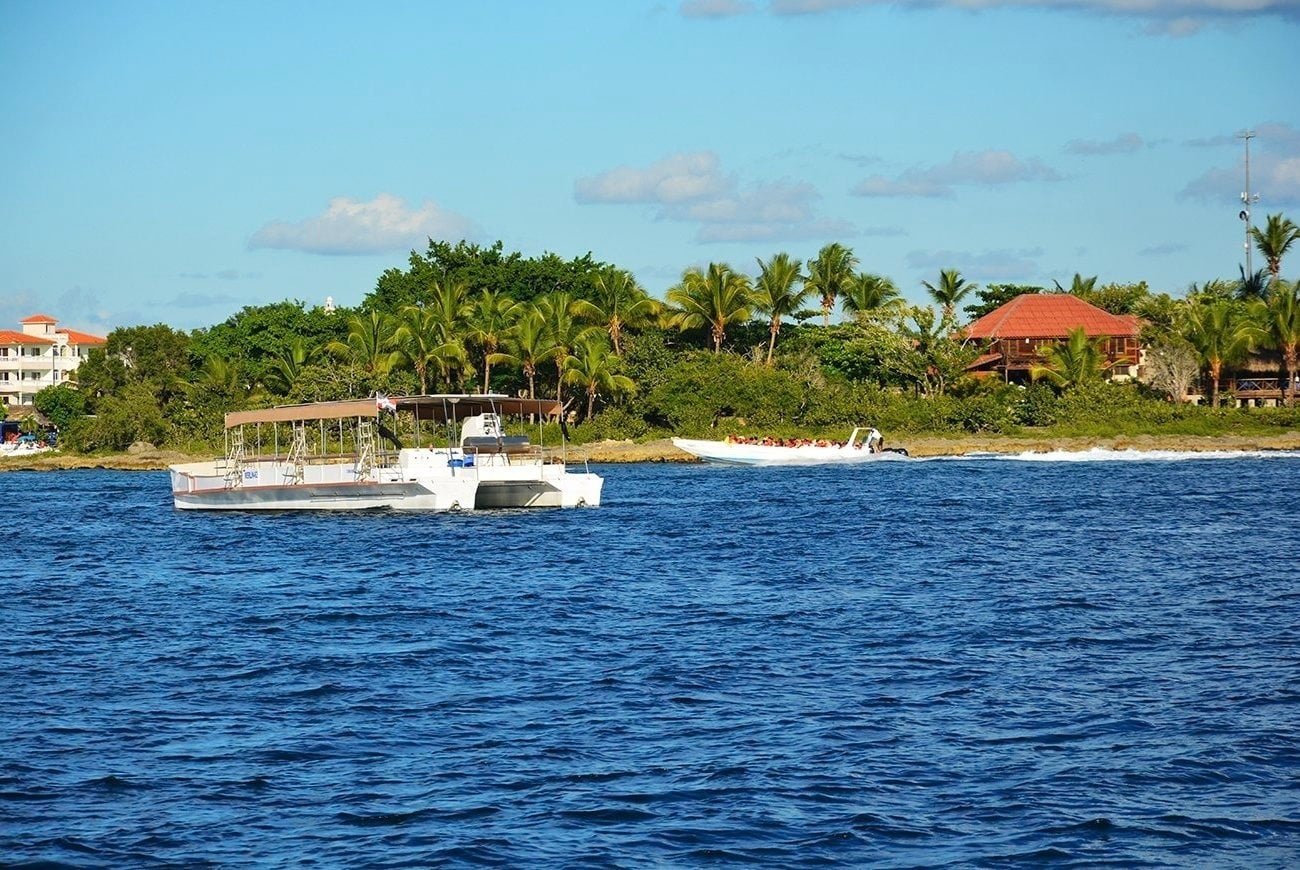 una iglesia con flores rojas en primer plano