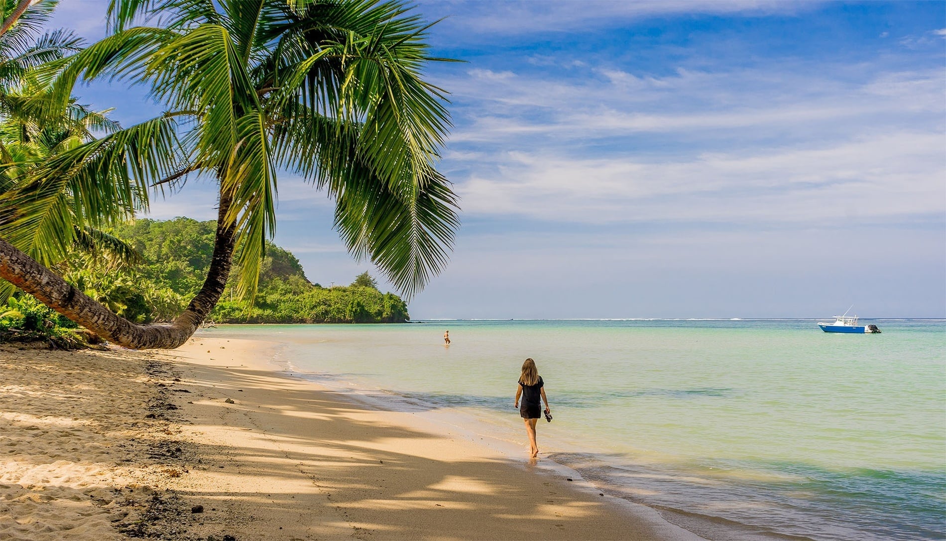 una vista aérea de una playa con sillas y sombrillas